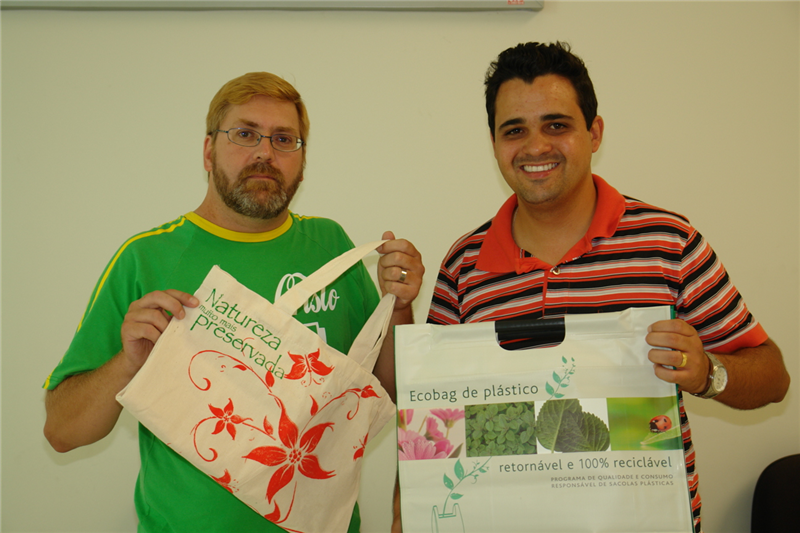 Vereador Pinguim e assessor parlamentar Max Panaggio, com modelos de sacolas retornáveis