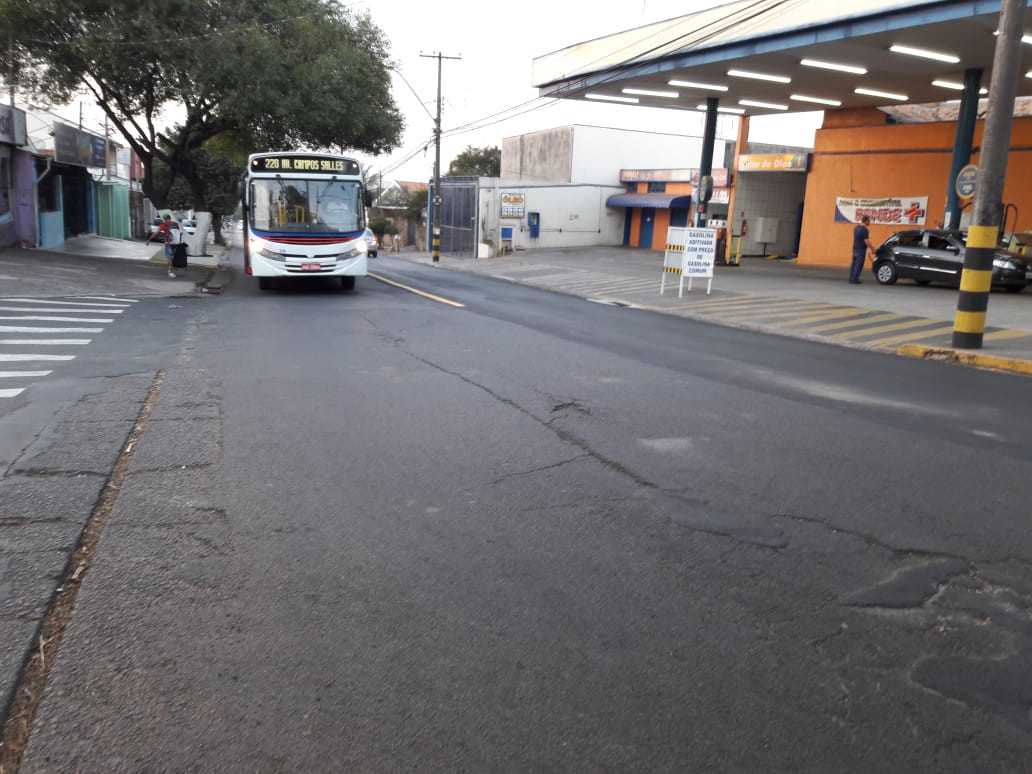 Avenida apresenta péssimo estado de conservação e preocupa moradores e comerciantes