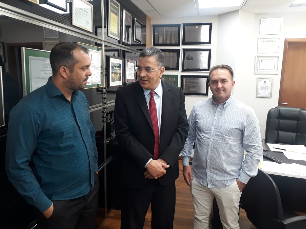 Alex Backer e Isac Sorrillo durante visita ao deputado Gilmaci Santos