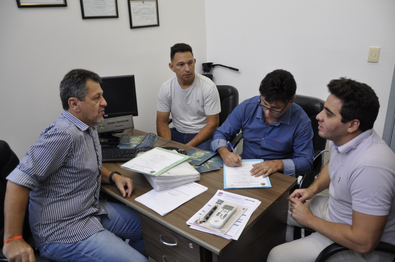 Vereadores da Comissão Temporária participaram de reunião com Felipe Sanches antes da definição da Ordem do Dia