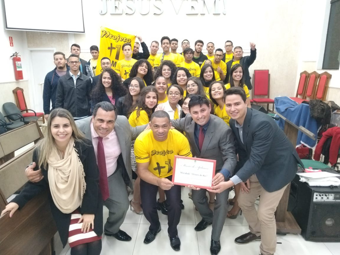 Carlos Fontes durante entrega de cópia de moção de aplauso à Mocidade 'Eleitos do Rei'