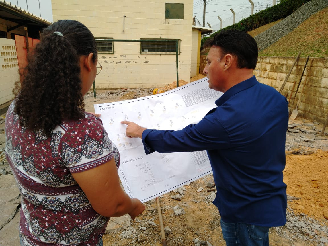 Vereador Carlos Fontes acompanhou, hoje, início das obras em cobertura de quadra