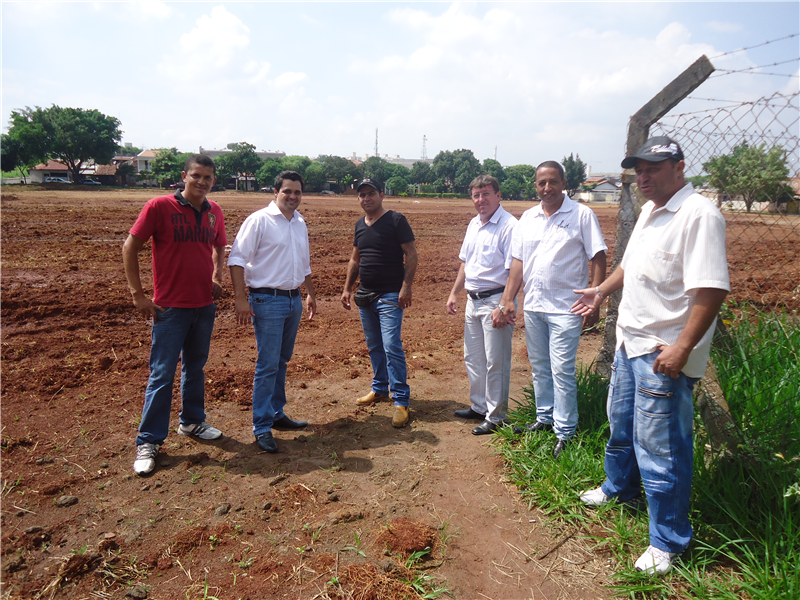 Pinguim visitou obras em futuro campo do São Fernando com secretário de Esportes 