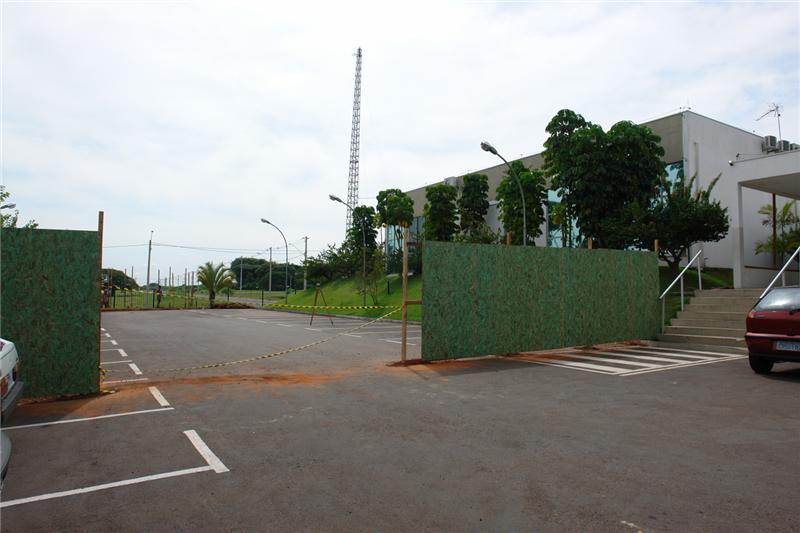 Parte do estacionamento foi cercada para início das obras