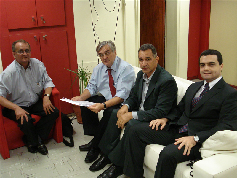 Ademir, Davi Evangelista e Luiz Otávio Paula em reunião com o deputado Antonio Mentor.
