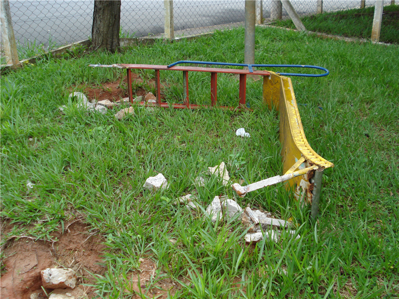 Brinquedos quebrados podem ferir crianças que utilizam esse parque