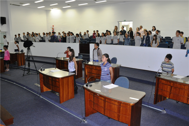 Alunos da Escola Estadual Laura Emmie Pyles participam do Câmara do Futuro