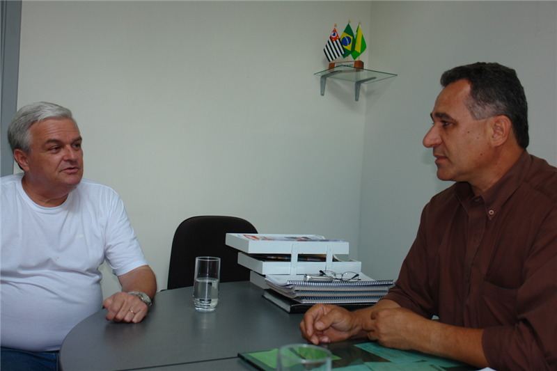 Deputado federal José Mentor, em reunião com vereador Ademir da Silva, na Câmara