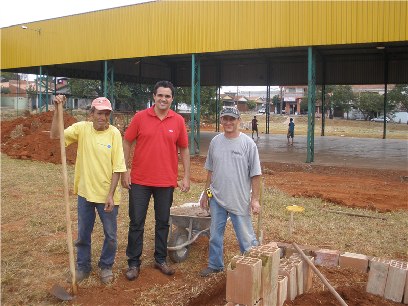 Visita acompanha início das obras do ginásio