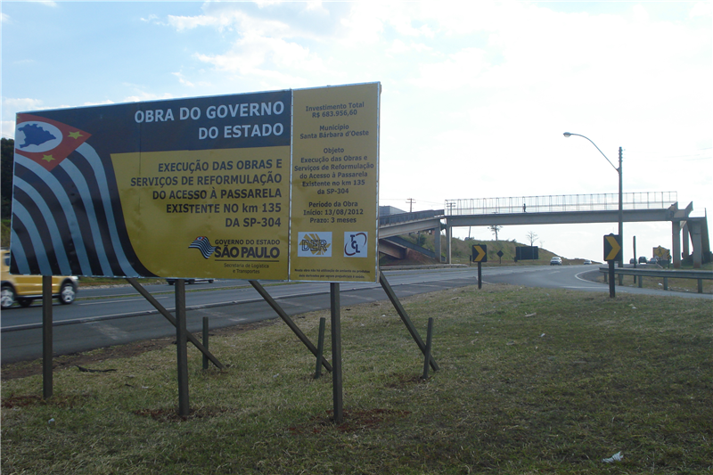 Placa anuncia obra conseguida por Joi Fornasari