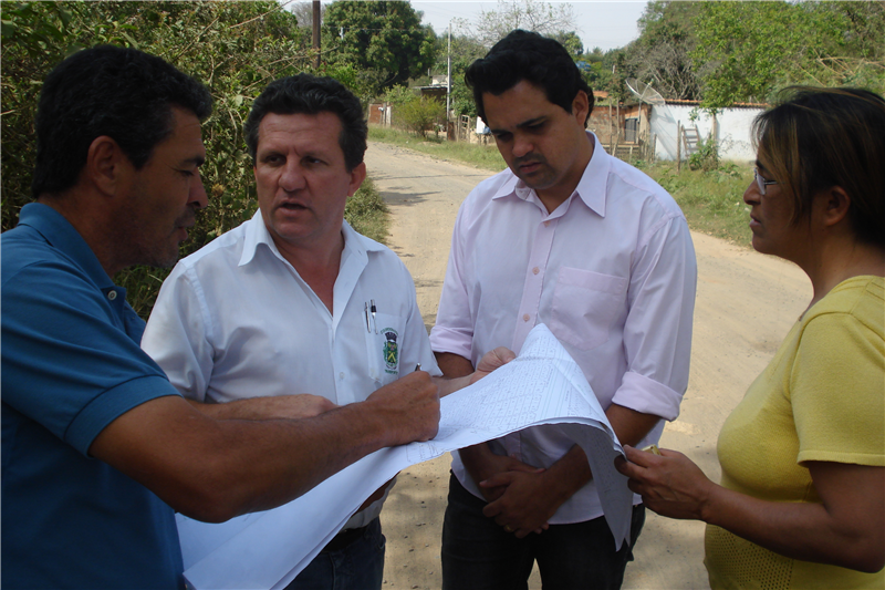 Membros da Amocruza, representantes da Coordenadoria de Transportes e vereador Pinguim debatem melhorias para o bairro