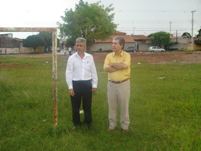 Anízio verifica más condições do campo de futebol do São Fernando junto ao secretário de obras Celso Cresta.