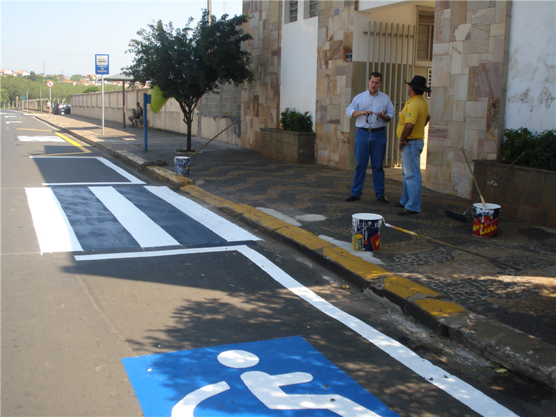 Danilo acompanha pintura de faixa de pedestres e sinalização de solo