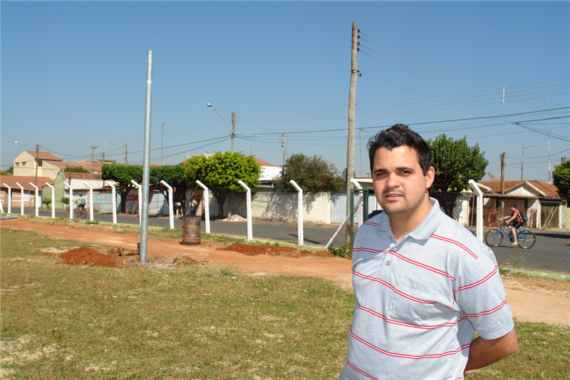 Pinguim acompanhou reinício das obras em área de lazer no Jardim Pérola