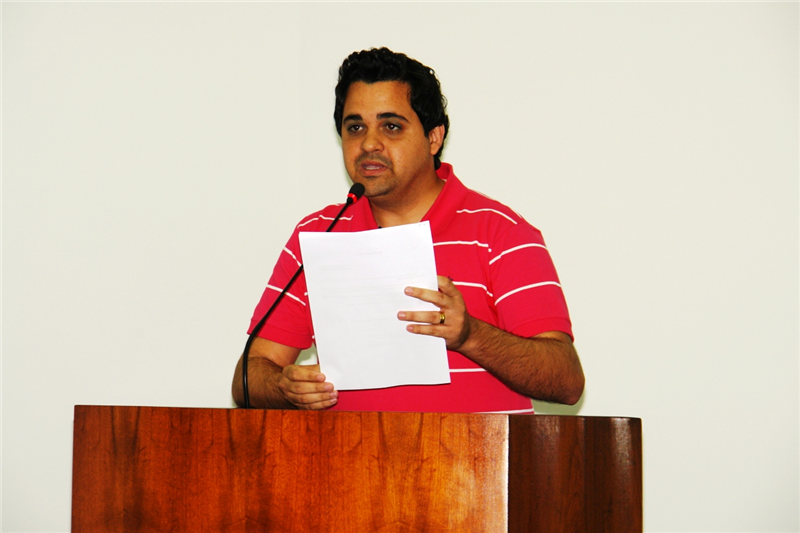 Vereador Fabiano Pinguim conversa com alunos da Escola Alcheste Andia