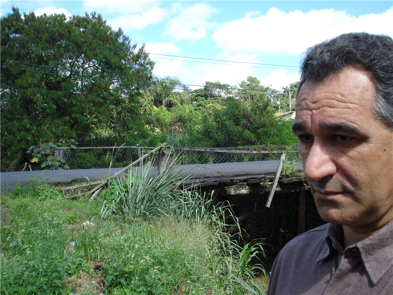 Após reclamações de moradores, Ademir visitou local para vistoriar ponte