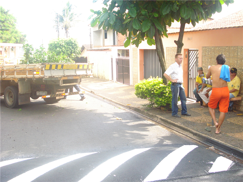  Joi conversa com moradores do bairro, após instalação de lombada