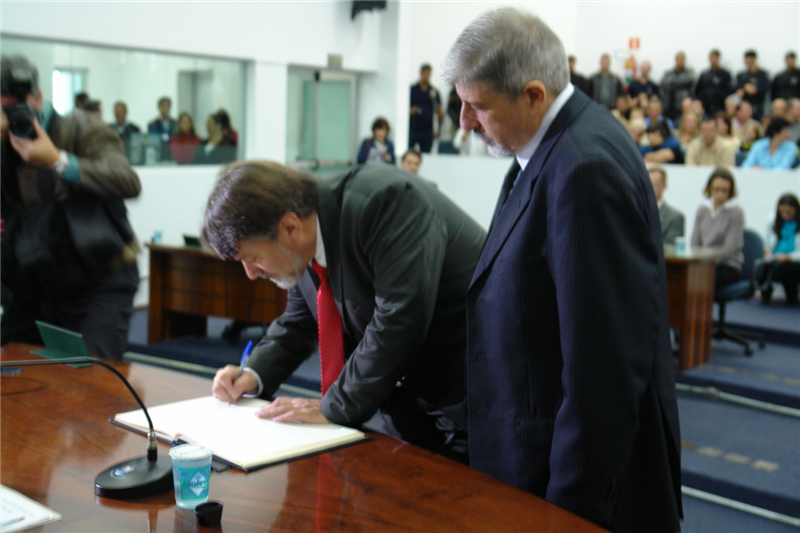 Larguesa assina termo de posse em solenidade na Câmara Municipal