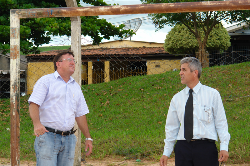 Celso Luiz e Anízio observam trave no campo do Jardim das Orquídeas