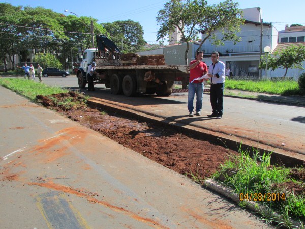 Celso acompanha obras no cruzamento da Sábado Ronsini.