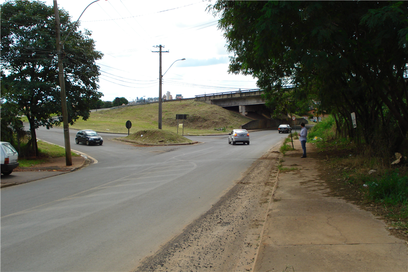 Acesso da estrada do Barreirinho para a Rodovia Luiz de Queiroz.