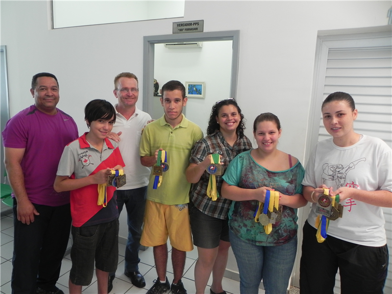 Joi recebeu, hoje, em seu gabinete, equipe de karatekas barbarenses