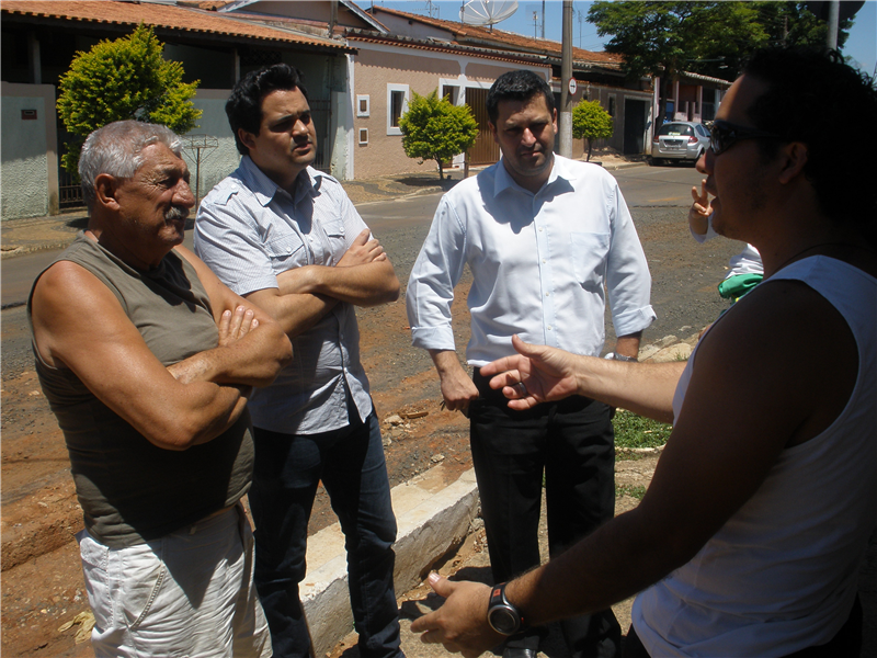 Pinguim conversa com moradores da rua 31 de Março.