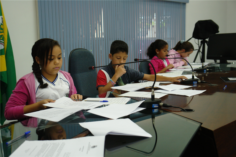 Alunos da Emefei Dona Bininha participam de reunião simulada do Câmara do Futuro