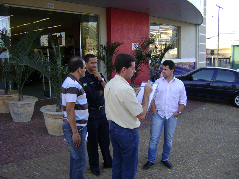 Kadu e o secretário Eliel Miranda, durante visita ao bairro Santa Rita