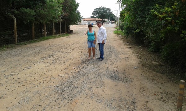 Vereador Carlos Fontes conversa com moradora do Sapezeiro.