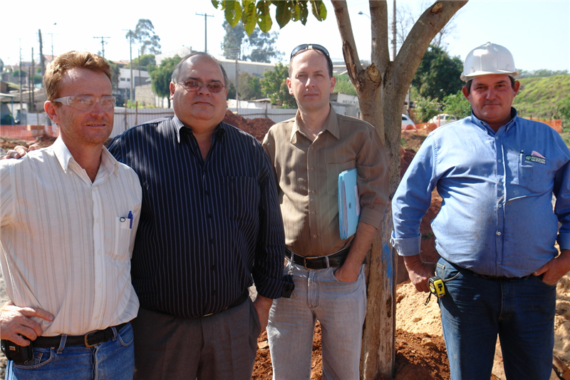 Vereador Joi, secretário de Obras, Kênio, engenheiro Peter e encarregado José Carlos