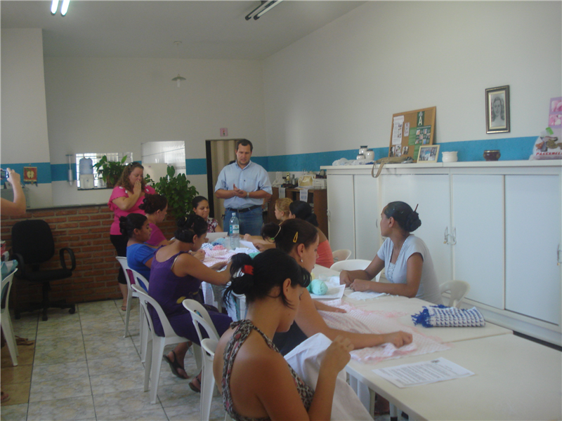 Vereador Danilo fez uma apresentação de sua proposta às mulheres que trabalham nesta entidade