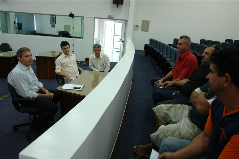 Anízio durante reunião com borracheiros preocupados com o acúmulo de pneus e o risco da dengue. 
