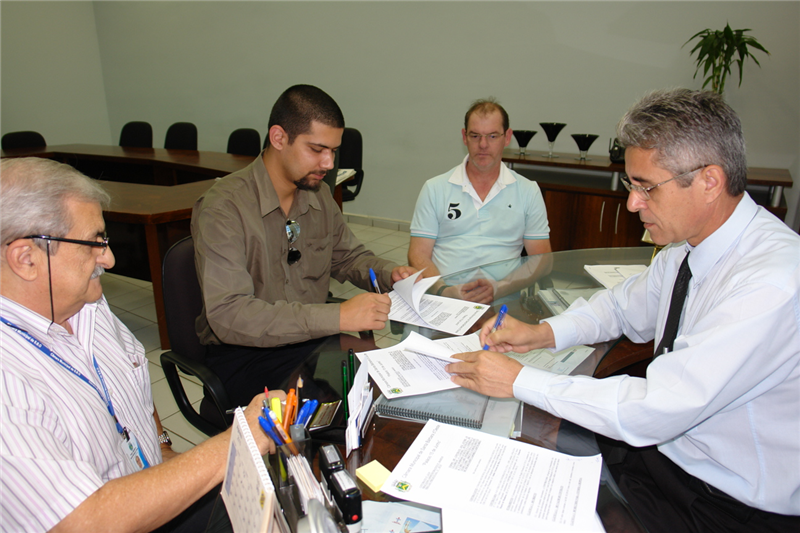 Anízio assinou contrato com representantes de duas empresas de informática hoje