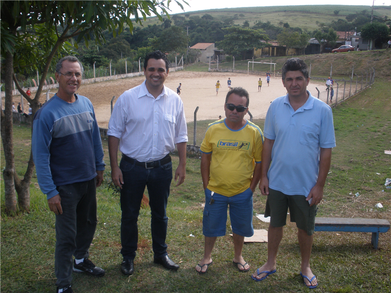 Pinguim e moradores do Orquídeas, que agradeceram limpeza de área