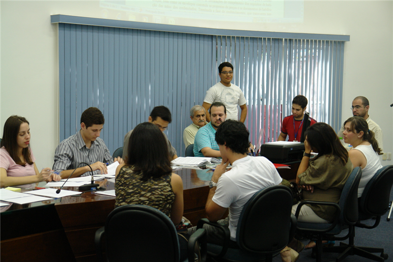 Servidores e representantes de empresas interessadas participam de pregão na Câmara