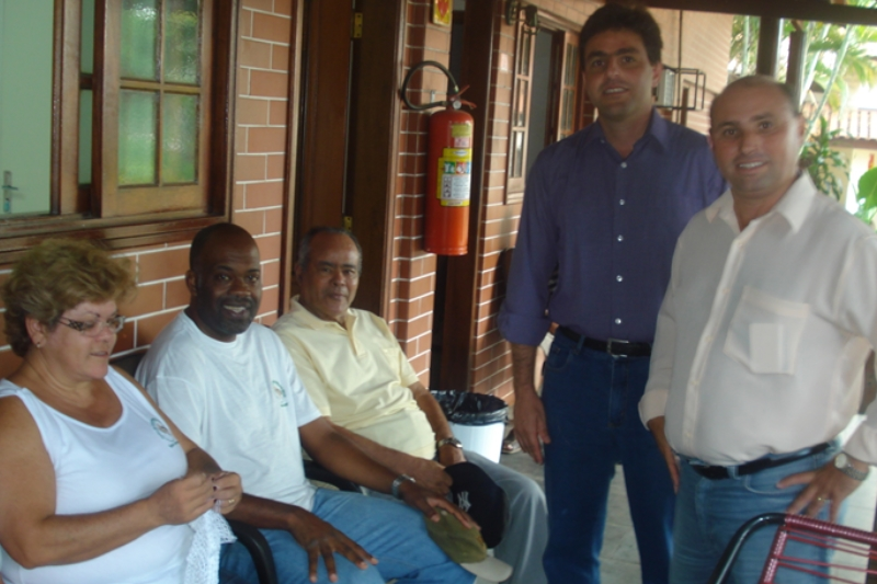 Vereador Zeca, ao lado de Carlos Fontes, durante visita à Casa do Idoso em Itu