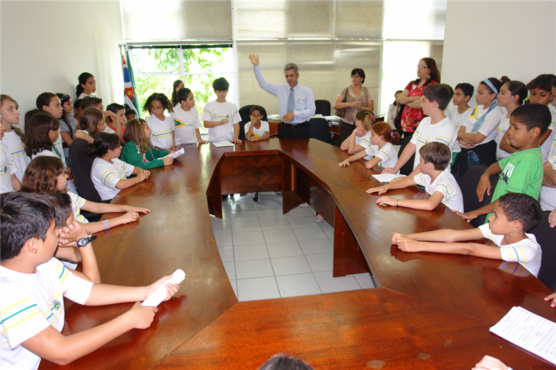 Alunos conhecem gabinete do presidente Anízio