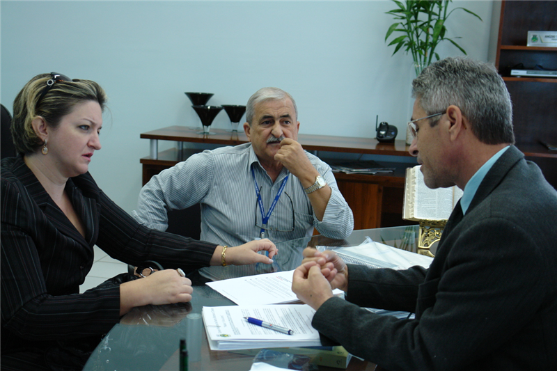Anízio, durante reunião com proprietária da Bella Pane, Márcia Tonon, e assessor técnico da Câmara