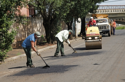 Após indicação, Prefeitura tampou diversos buracos existentes na via