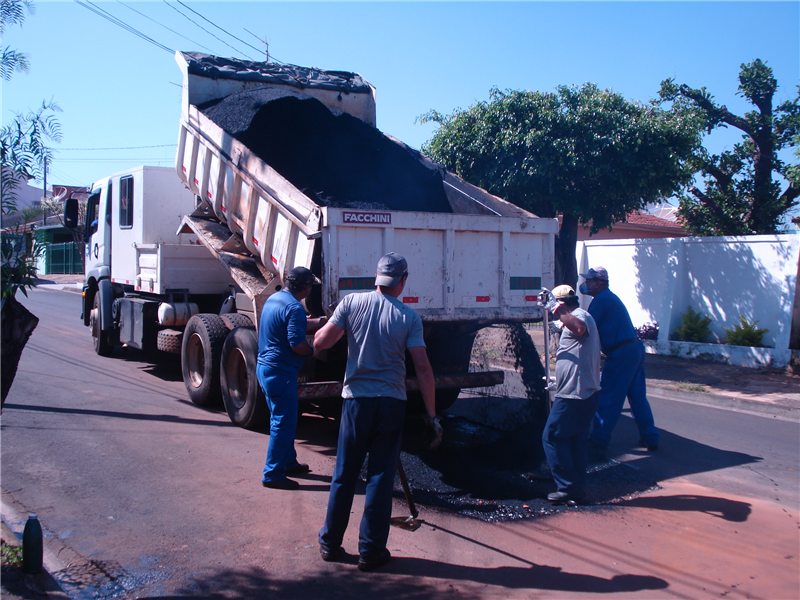 Funcionários do DAE durante reparos à camada asfáltica.