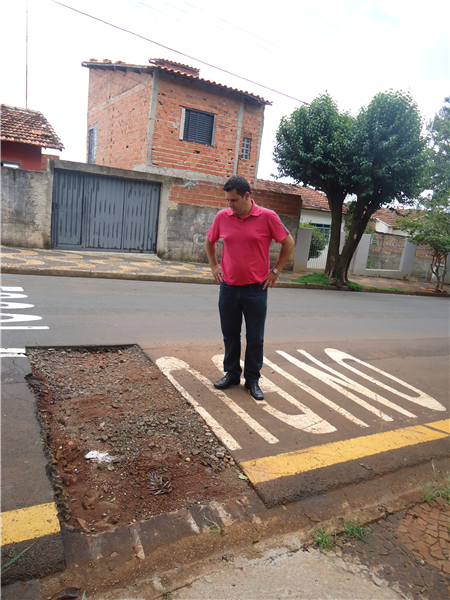 Celso Ávila visitou local e constatou enorme buraco em ponto de ônibus