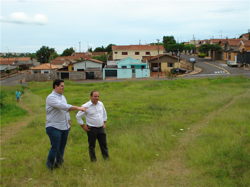 Juca e Cauê Macris visitam área no Vale das Caneleiras