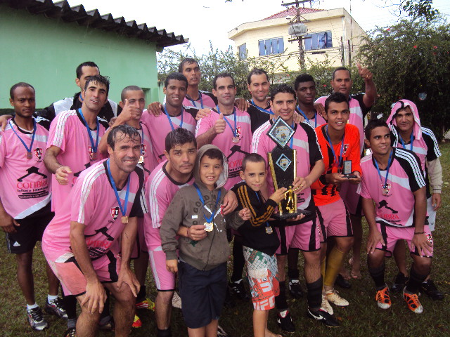 Careca ao lado de jogadores da Cofibra, equipe campeã do torneio