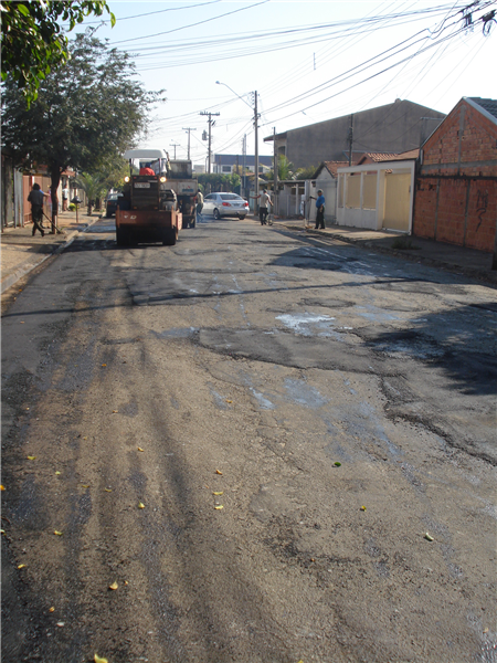 Rua do Alumínio depois da operação tapa-buracos.
