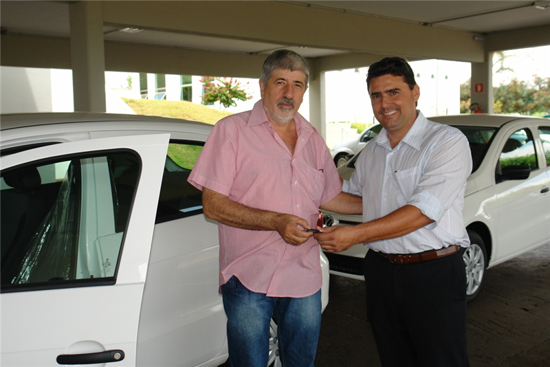 Uruguaio recebe chaves dos novos carros de representante da Volkswagen