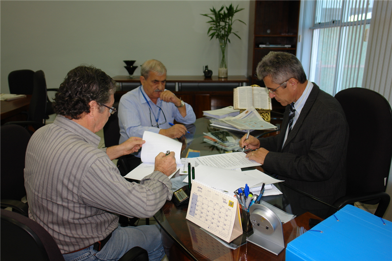 Anízio, acompanhado do representante da Viação Clewis, e do assessor técnico Oracy Scavassini