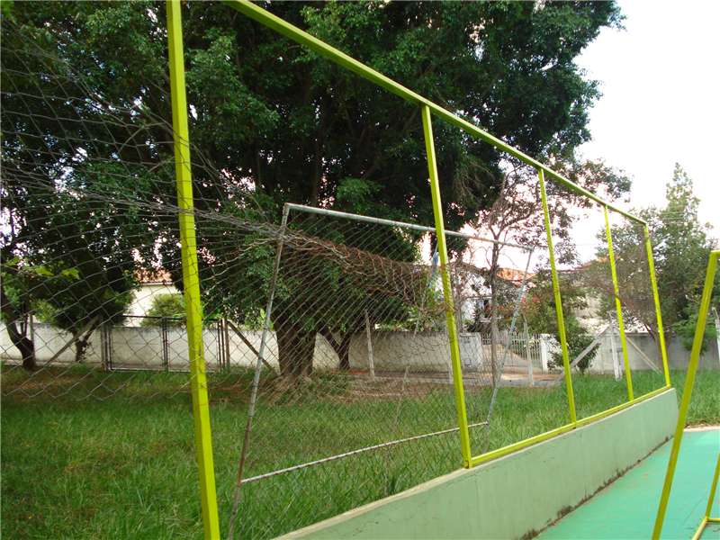 Alambrado de centro esportivo da Vila Linópolis.  