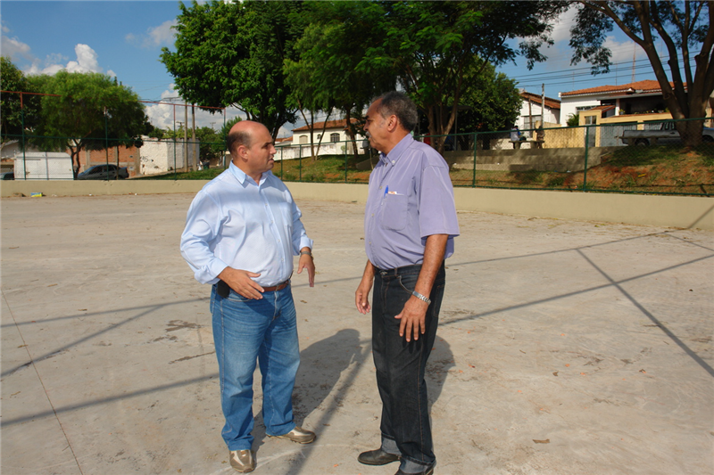 Carlos Fontes e o morador José da Silva