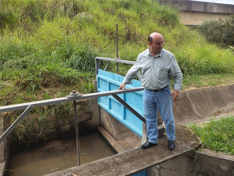 Carlos Fontes visitou caixas de coleta às margens do ribeirão dos Toledos